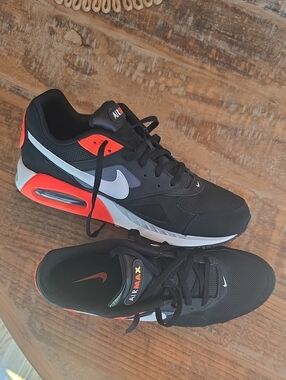 Nike Air Max IVO Men's Black Crimson Sneakers